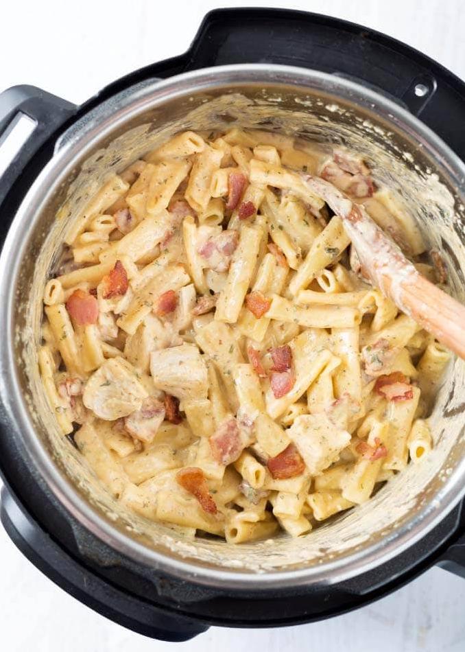  A mouth-watering bowl of Instant Pot Chicken Ranch Pasta With Bacon