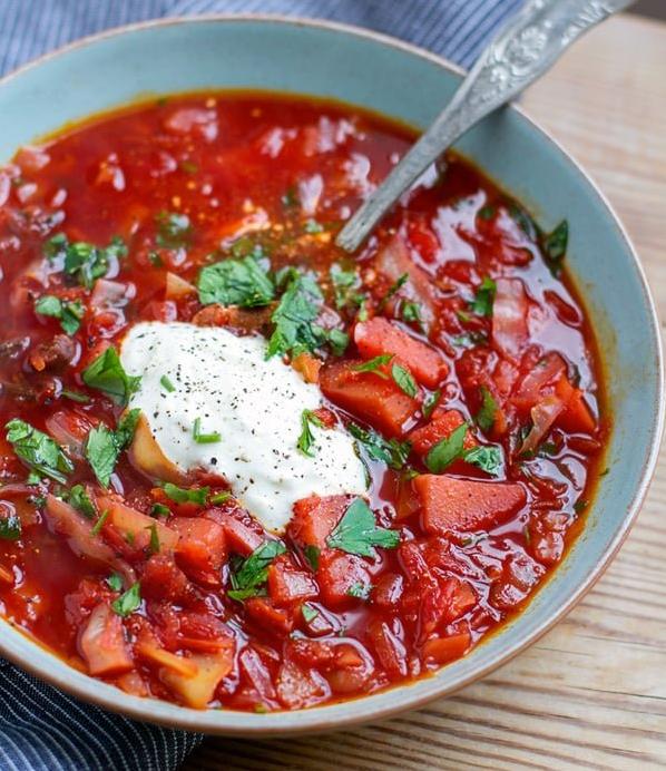  A vibrant bowl of Instant Pot Borscht, perfect for chilly days!