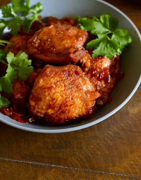  Clay pots add a rustic charm to this delicious chicken dish