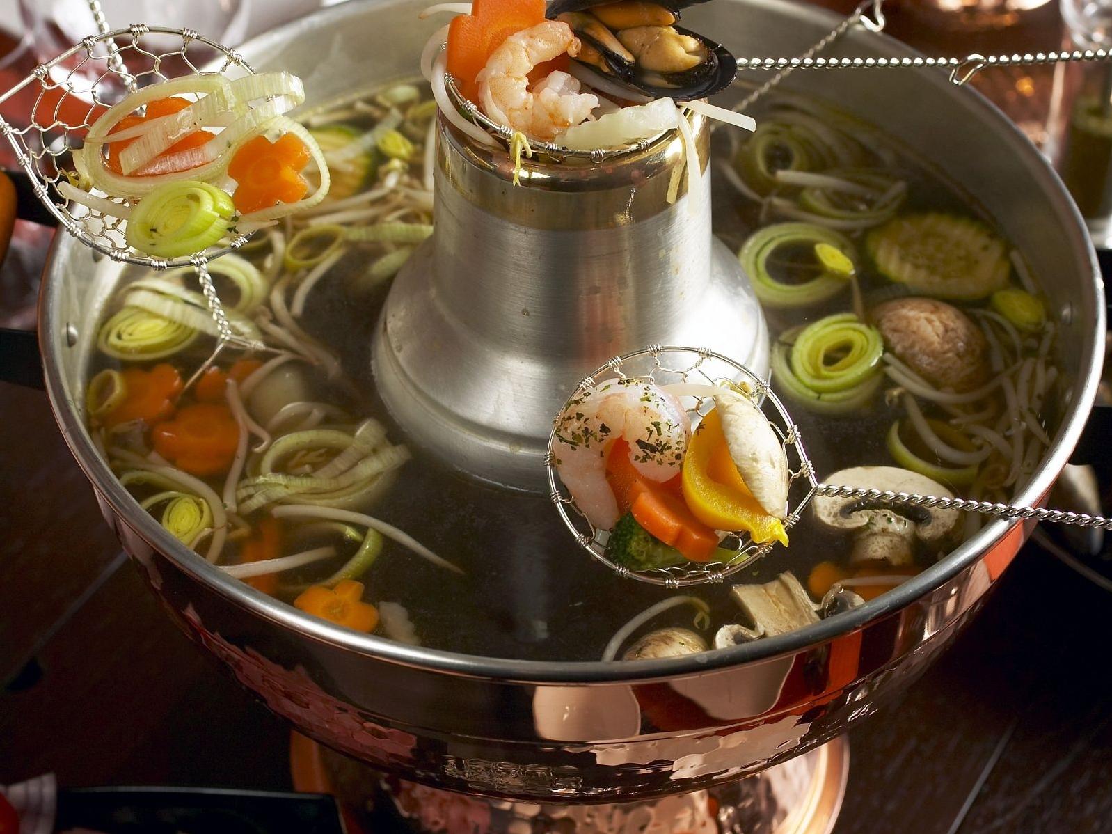 Customize your own hotpot by selecting your favorite ingredients and dipping sauces.