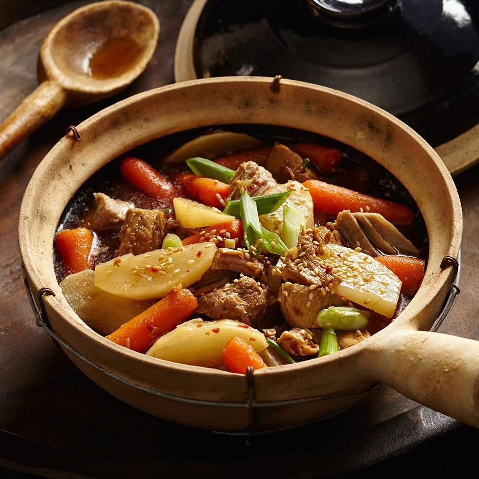  Dive into this Chinese Pork & Vegetable Hot Pot!