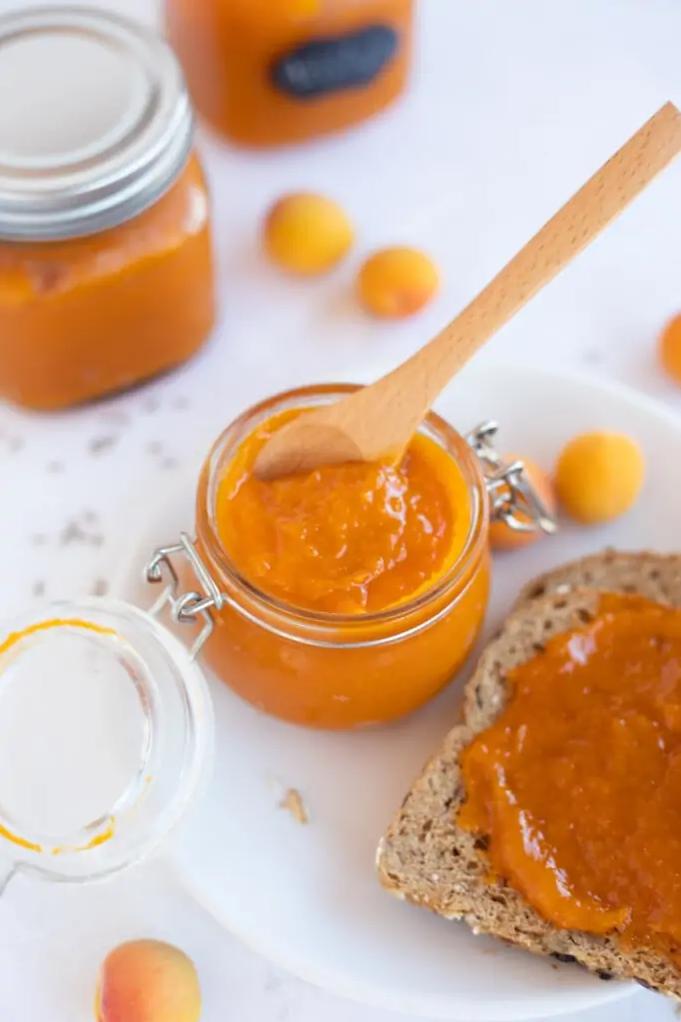  From fresh apricots to jam in just minutes
