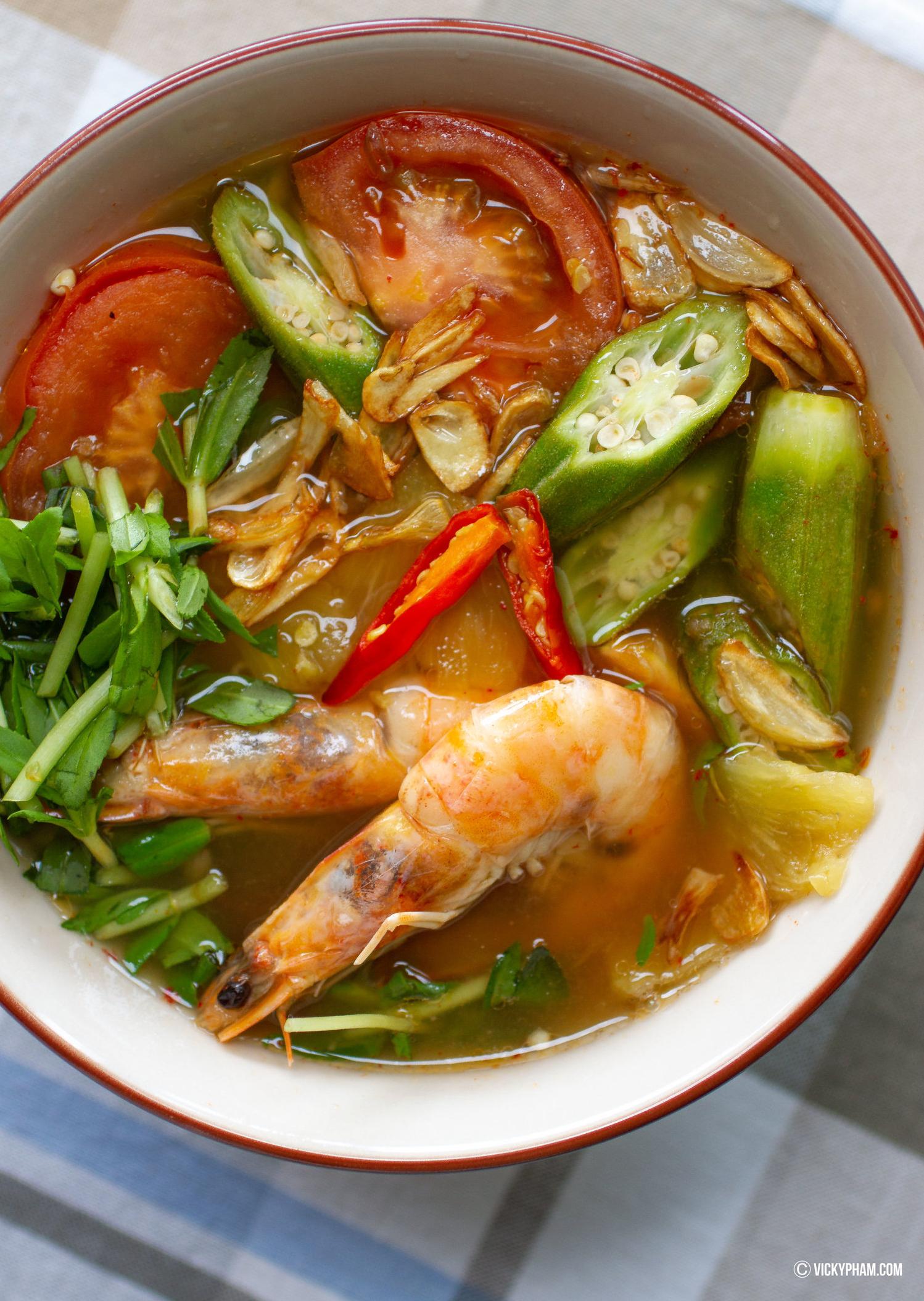  Imagine a cozy bowl of steaming broth filled with delicate rice noodles, juicy shrimp, and tangy veggies. That's what you'll get with this recipe.