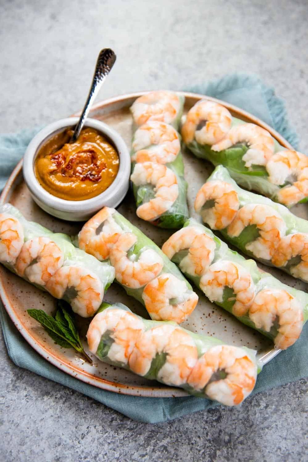  Impress your guests with these restaurant-quality shrimp rolls - they'll be amazed!