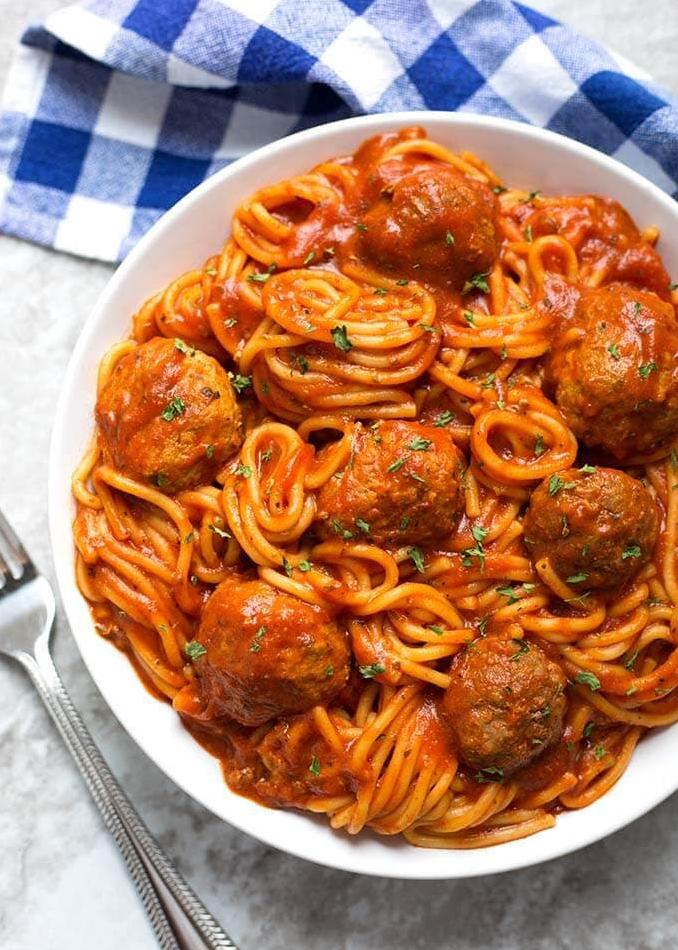  Juicy meatballs and tender pasta in one delicious dish!