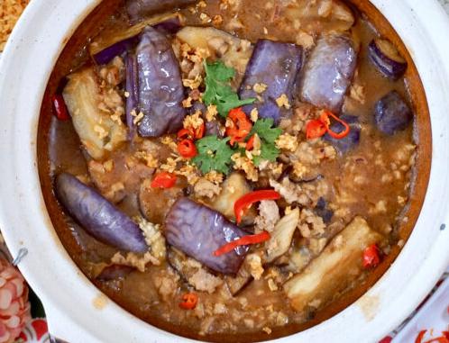  Sizzling hot pot of spicy eggplant and pork for a bold and hearty meal!