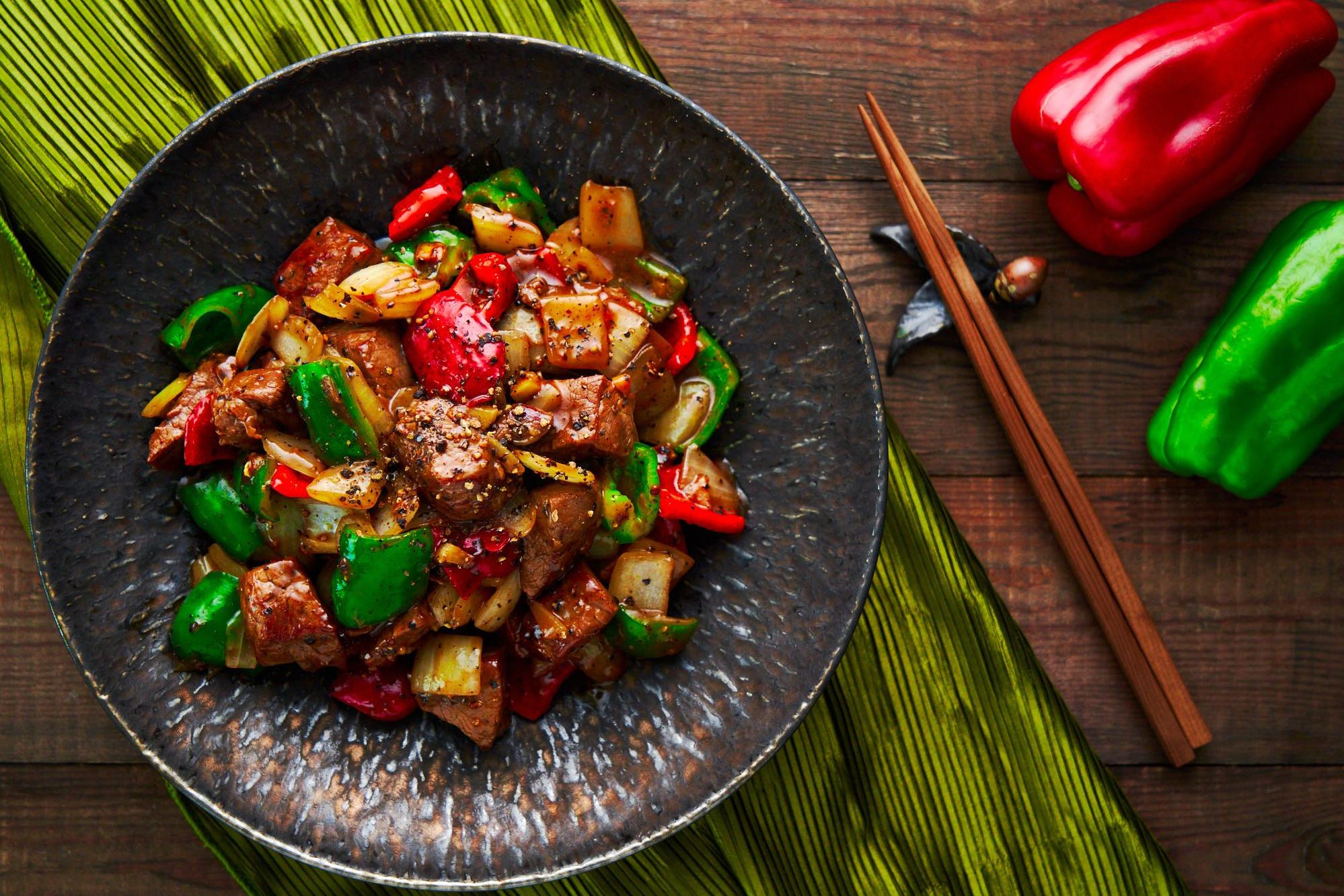  The bold flavors of black pepper, soy sauce, and oyster sauce come together in perfect harmony in this dish.
