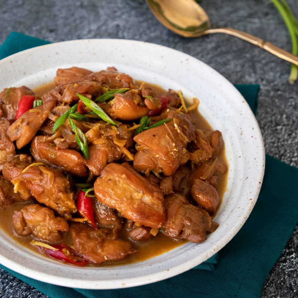  This caramel braised chicken is a must-try for all Vietnamese food lovers.