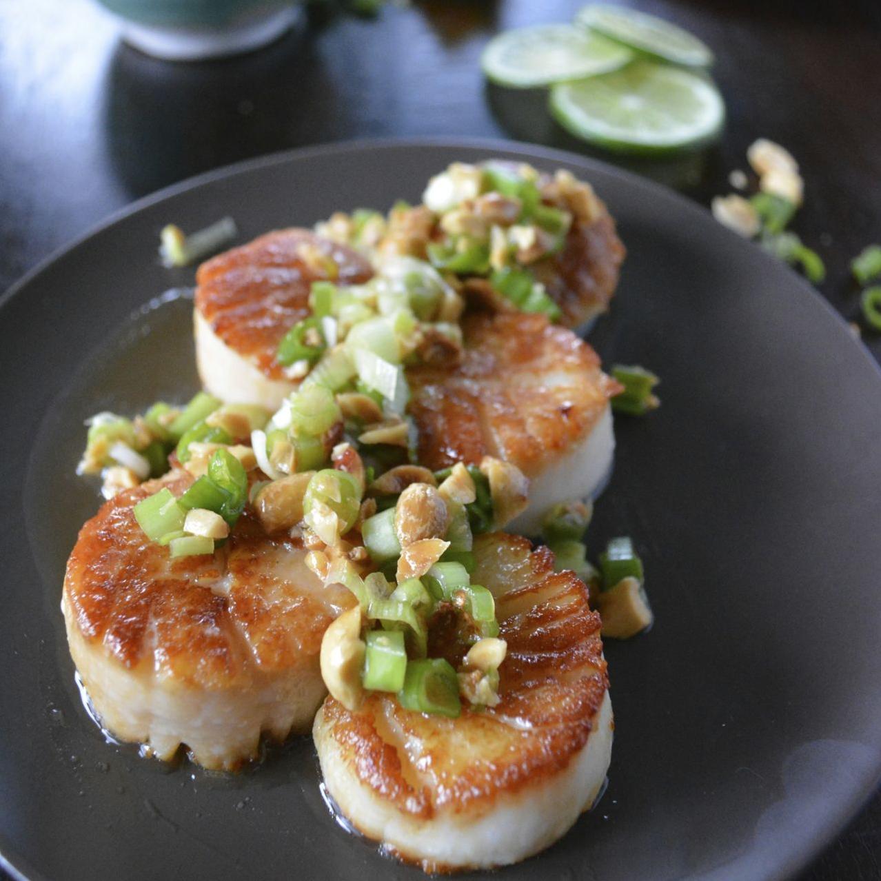  Using a wok ensures that the scallops cook evenly and quickly.